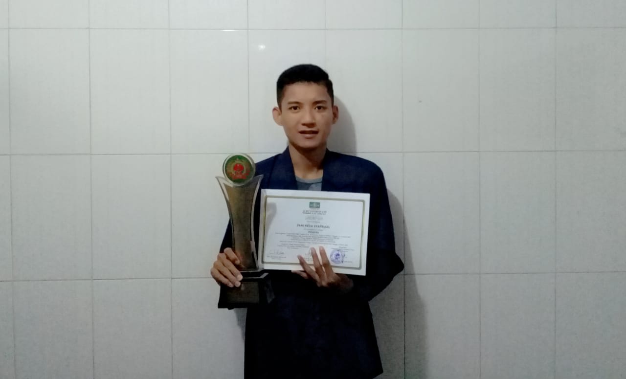 JUARA LAGI : FANI REZA SAFRIJAL MAHASISWA PRODI T.IPS JUARA LOMBA BACA PUISI TINGKAT PERGURUAN TINGGI SE- MADURA 2020 