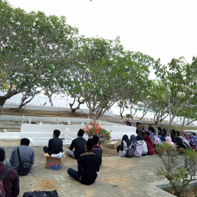 Peringati Hari Pahlawan dengan Ziarah ke Makam Pahlawan