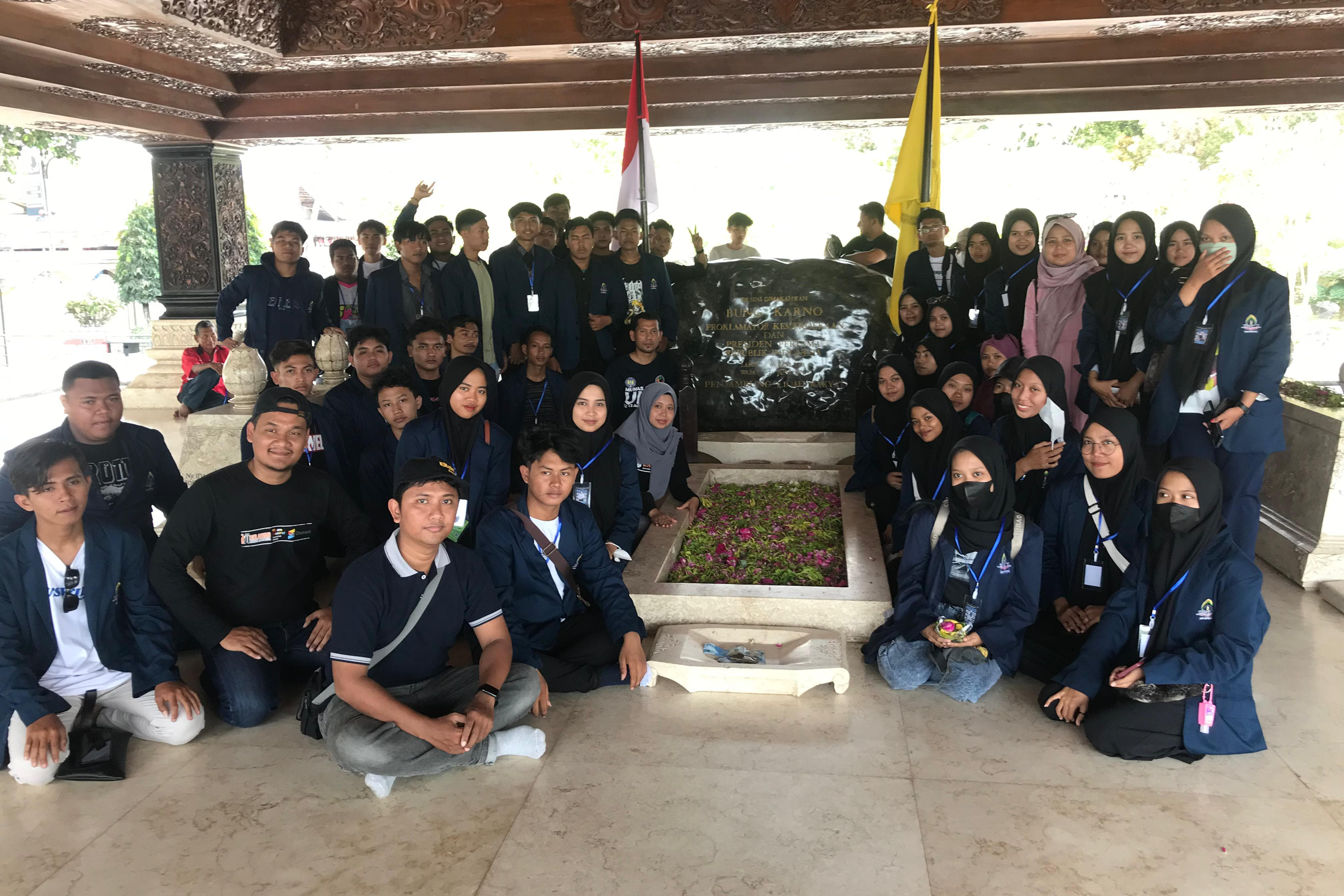 Mahasiswa Tadris IPS Melaksanakan Ziarah ke Makam Sang Proklamator Indonesia Soekarno