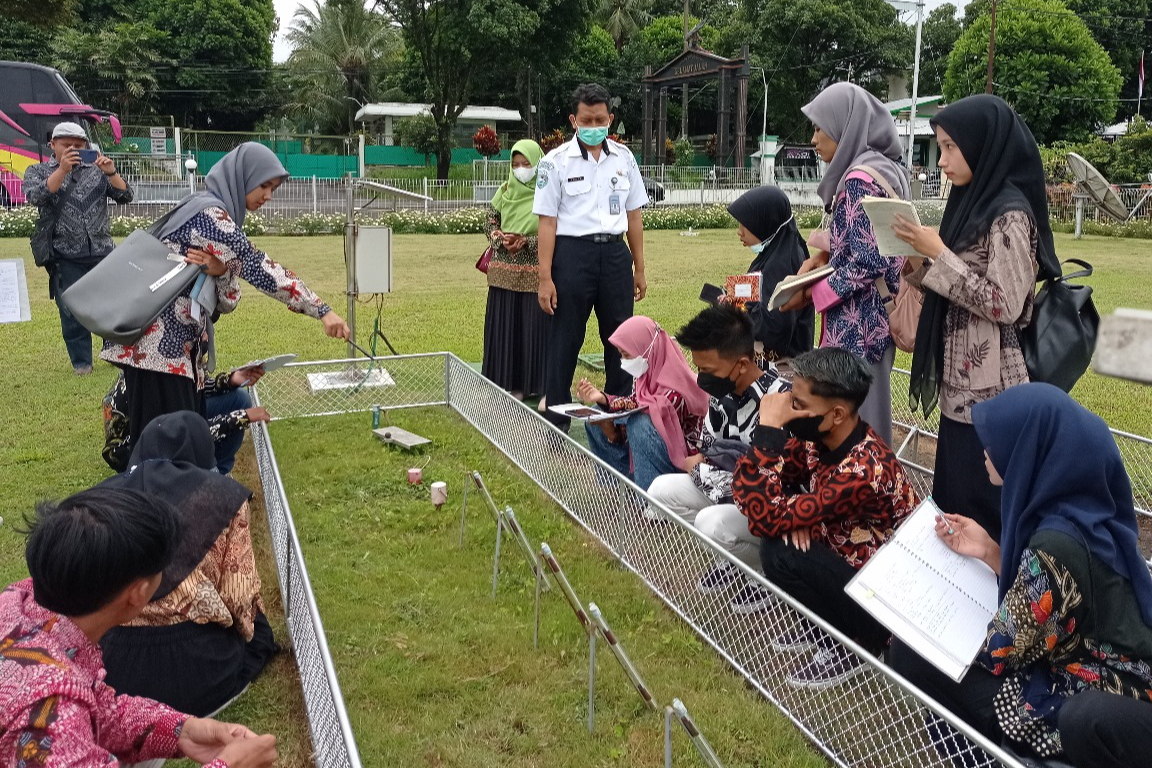 Pelajari Tentang Cuaca, Mahasiswa Tadris IPS Kunjungi Stasiun Klimatologi Kelas II Provinsi Jawa Timur