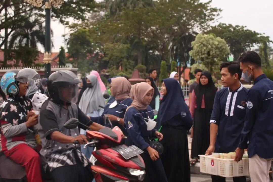 IAIN Madura, Program Studi Tadris Ilmu Pengetahuan Sosial (TIPS) Institut Agama Islam Negeri (IAIN) Madura mengadakan bagi bagi takjil di pendopo ronggo sukowati. Senin (18/04/2022)